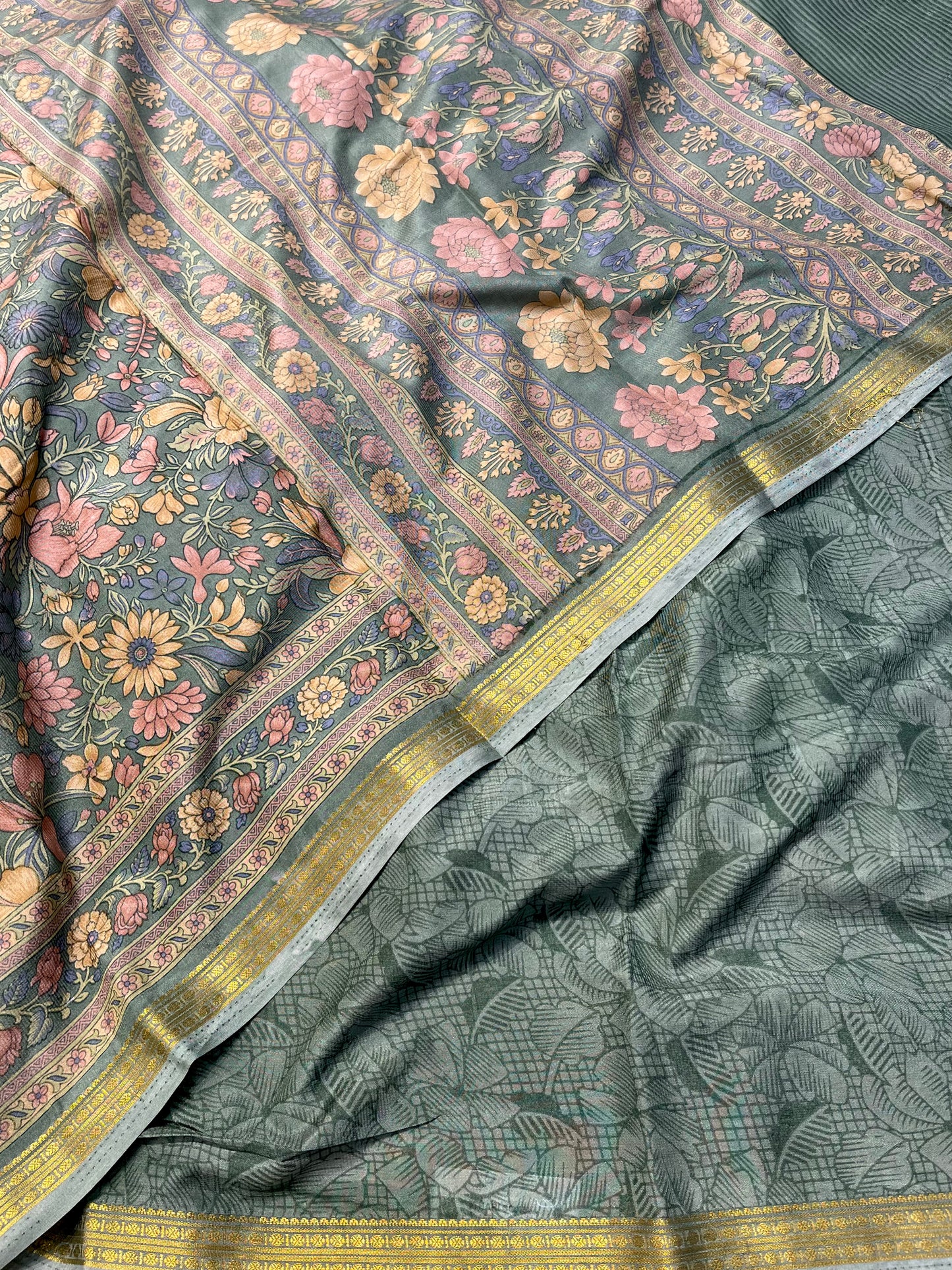 SMOKE GREY ART CREPE SILK PRINTED SAREE WITH ZARI BORDER (DELIVERY TIME 15 DAYS)