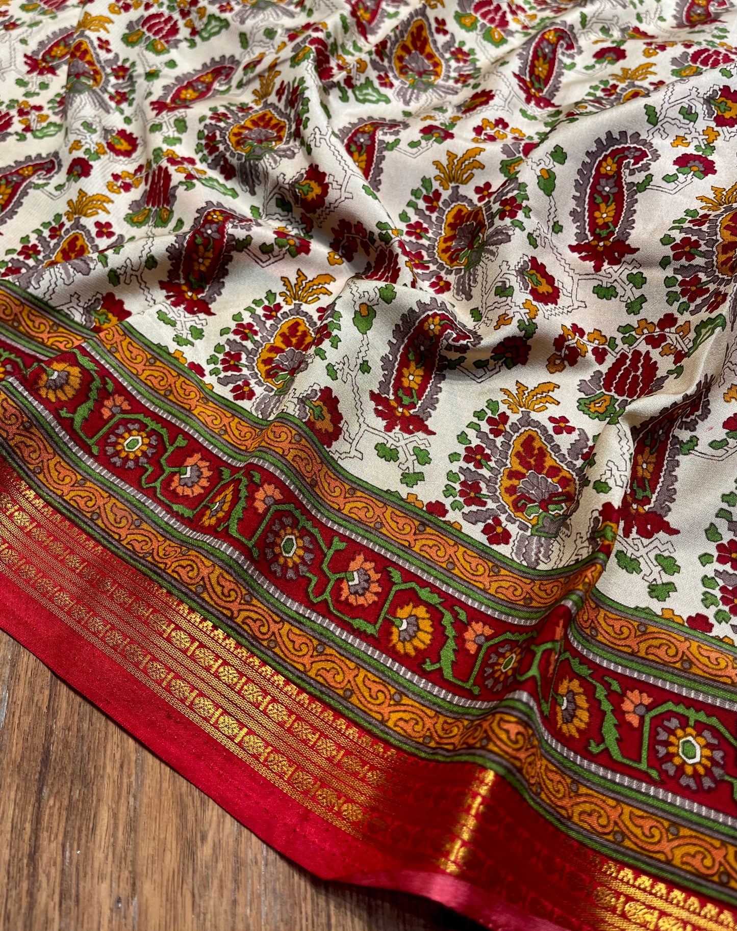 WHITE & RED ART CREPE SILK PRINTED SAREE WITH ZARI BORDER (DELIVERY TIME 15 DAYS)