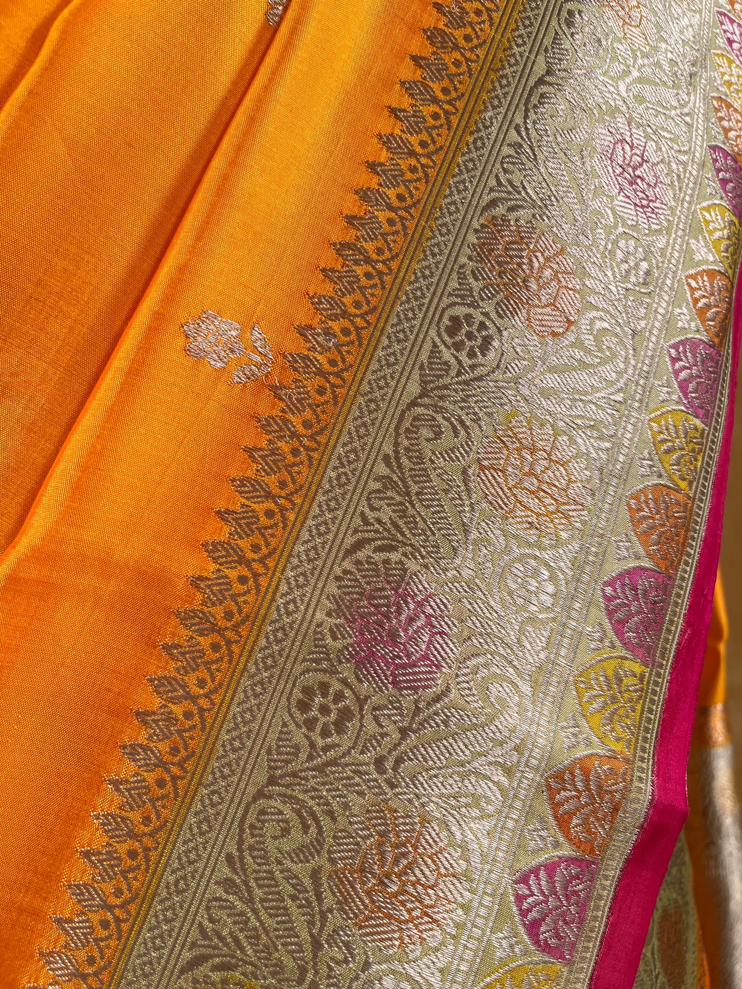 ORANGE COLOUR PURE SILK SAREE WITH CONTRAST BORDER EMBELLISHED WITH ZARI WEAVES
