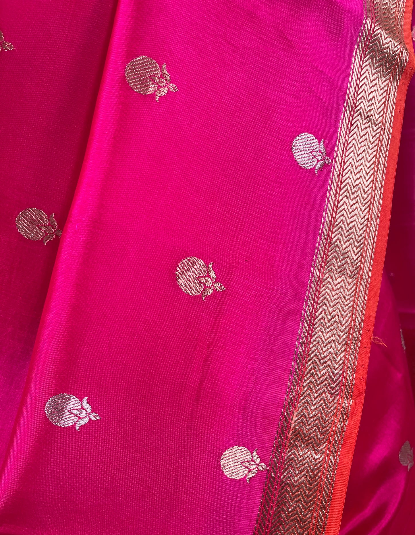 HOT PINK COLOUR PURE SILK SAREE EMBELLISHED WITH ZARI WEAVES
