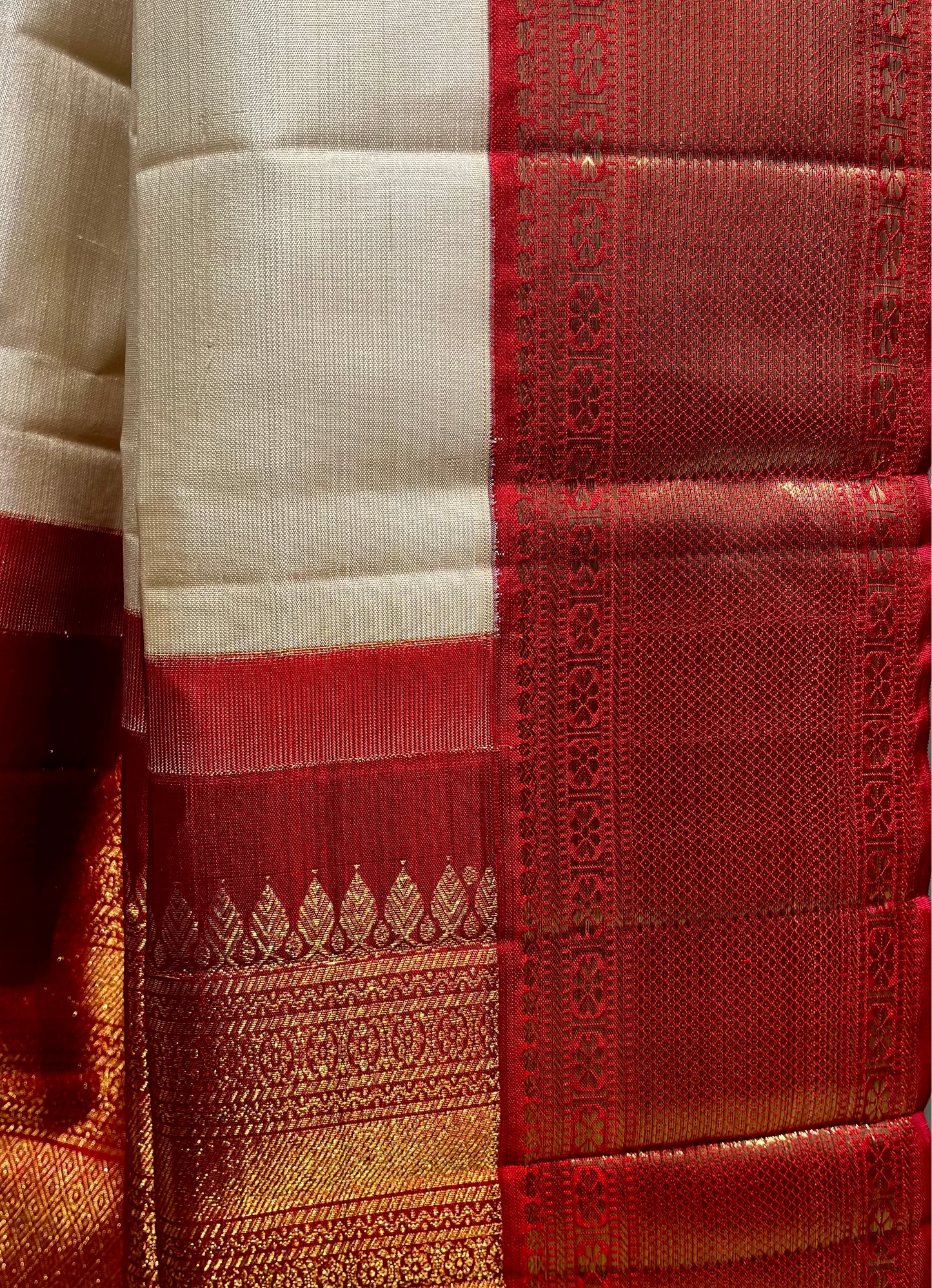 IVORY COLOUR PURE KANJIVARAM SILK SAREE WITH CONTRAST RED PALLA AND BORDER
