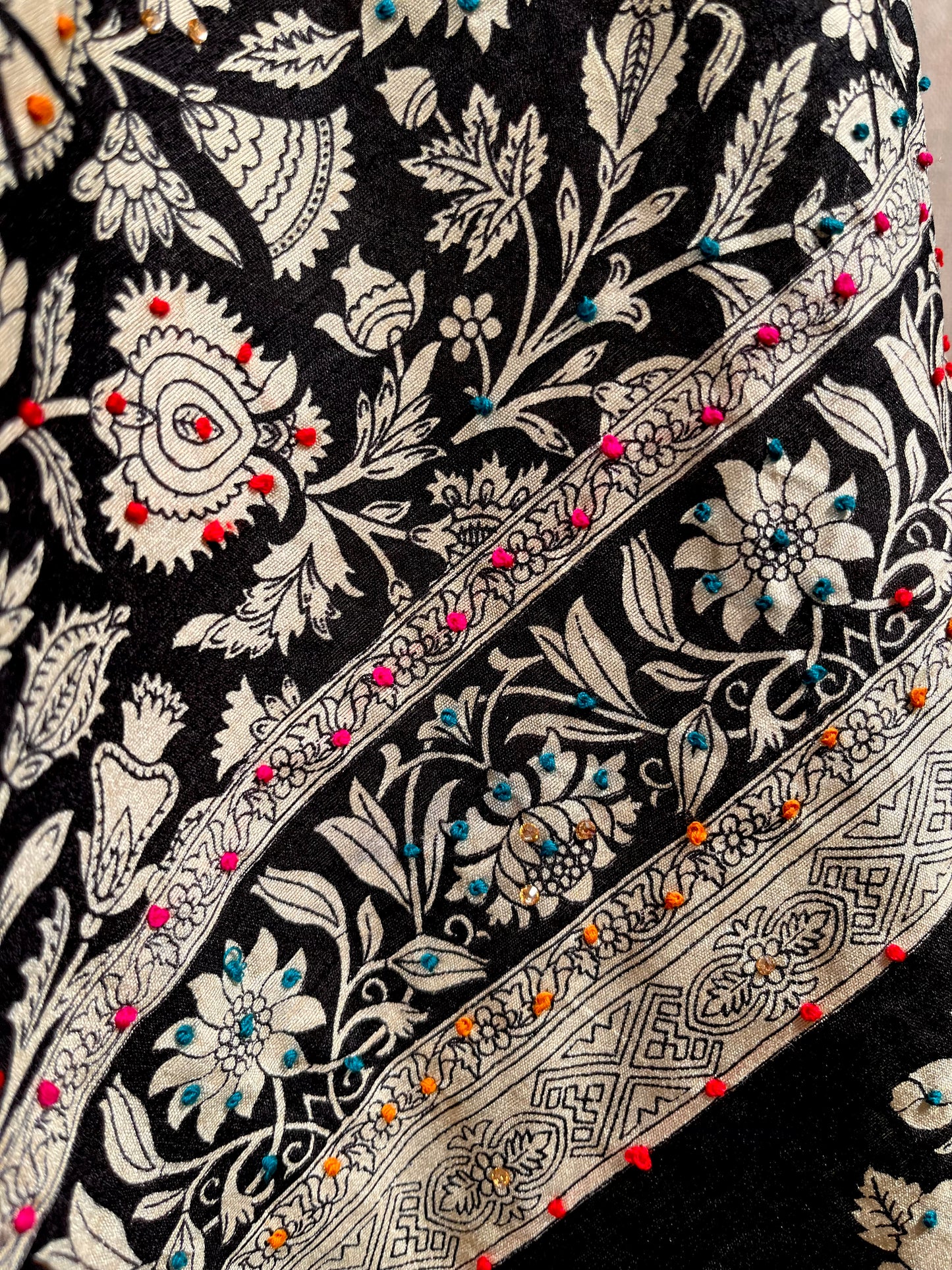 BLACK COLOUR SEMI SILK KALAMKARI PRINT FRENCH KNOT EMBROIDERED SAREE