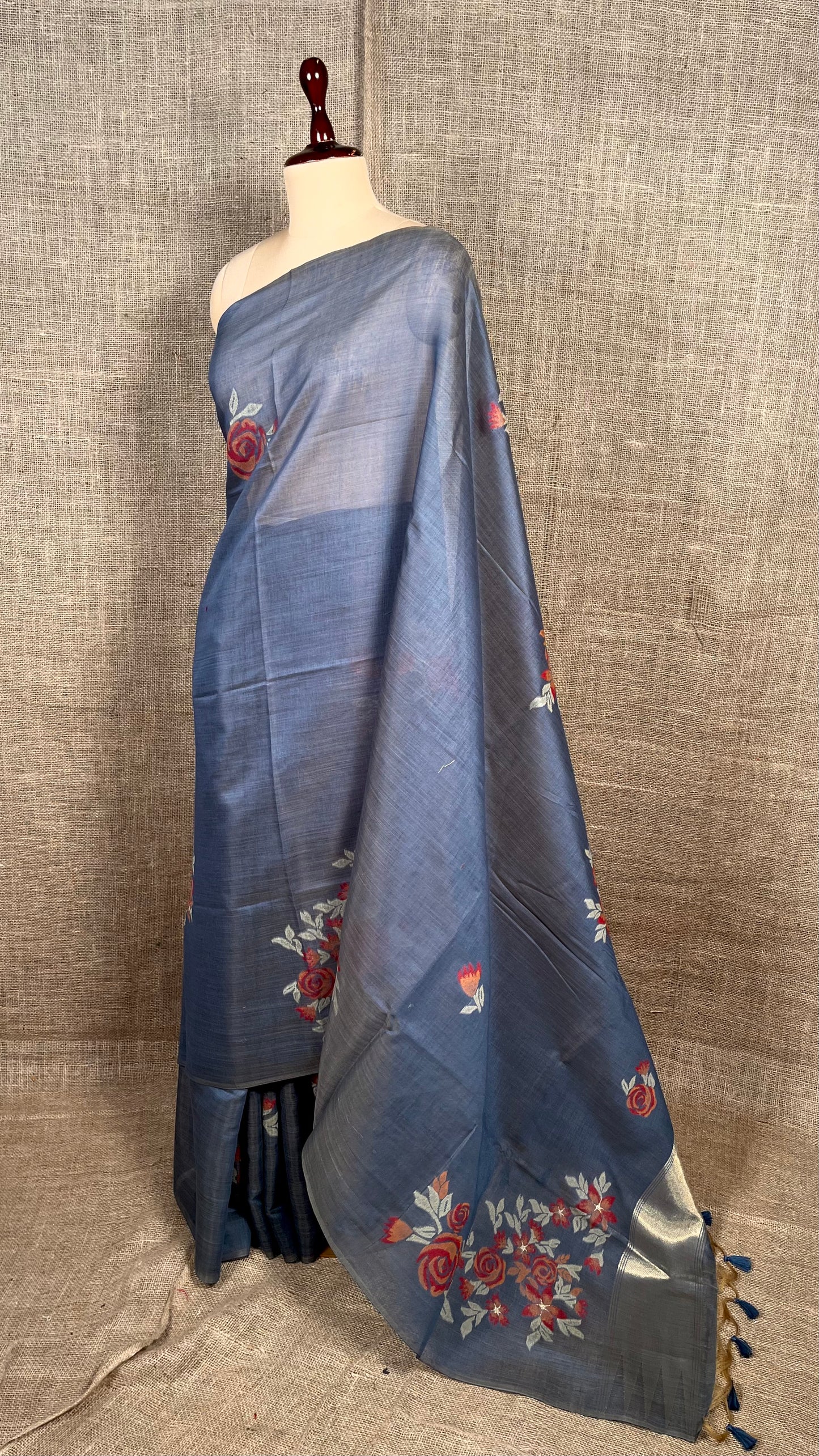 GREY COLOUR JAMDANI MUSLIN SAREE WITH CONTRAST BLOUSE