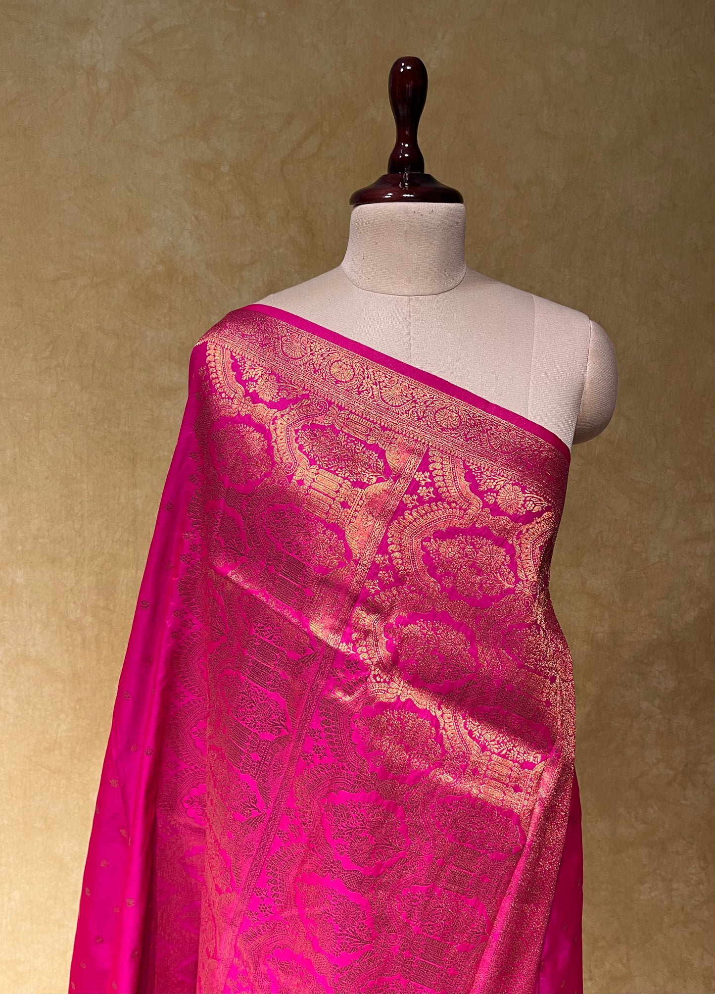 ( DELIVERY IN 25 DAYS ) MAGENTA COLOUR SEMI SILK BANARASI SAREE EMBELLISHED WITH ZARI WEAVES