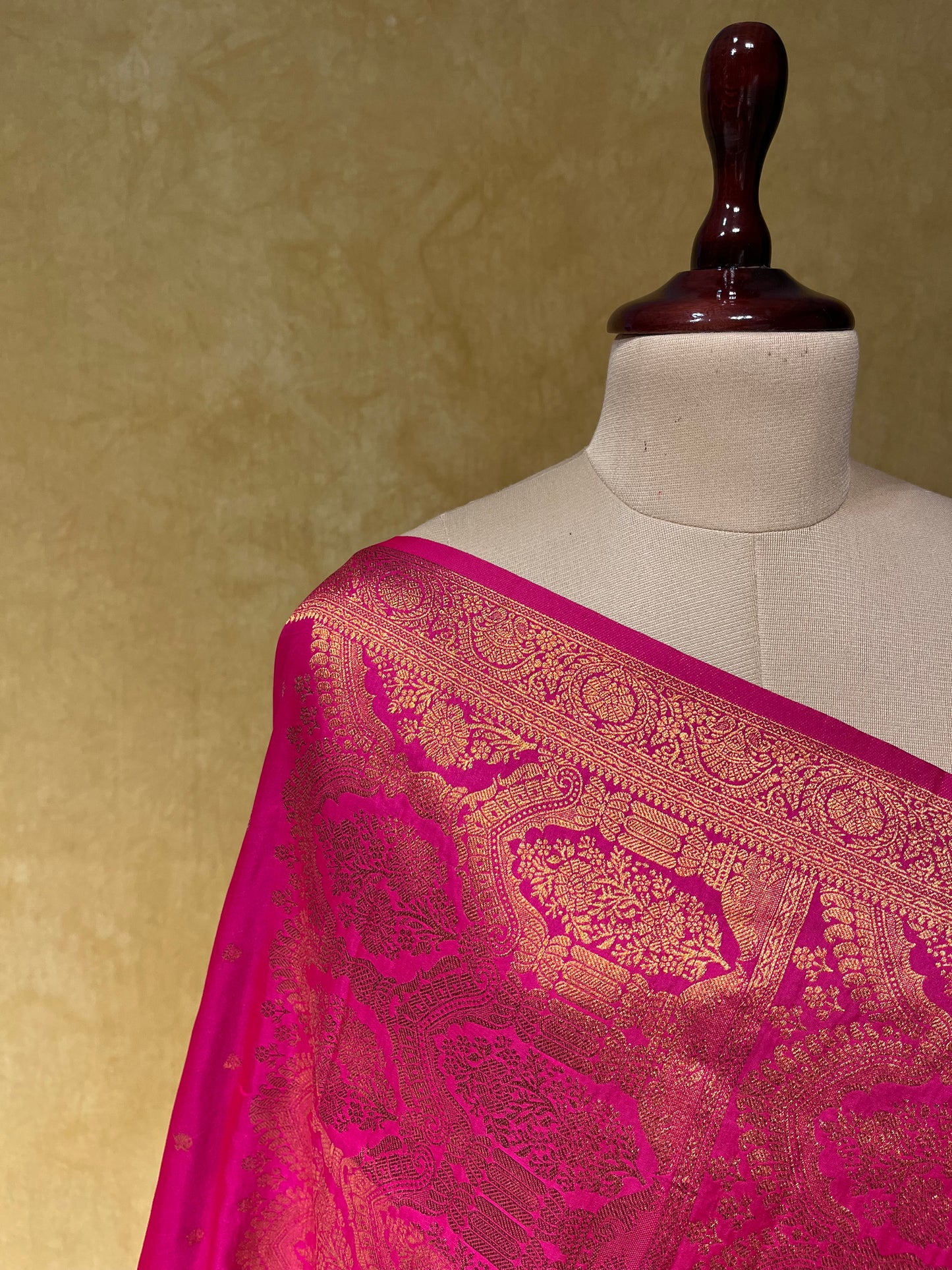 ( DELIVERY IN 25 DAYS ) MAGENTA COLOUR SEMI SILK BANARASI SAREE EMBELLISHED WITH ZARI WEAVES