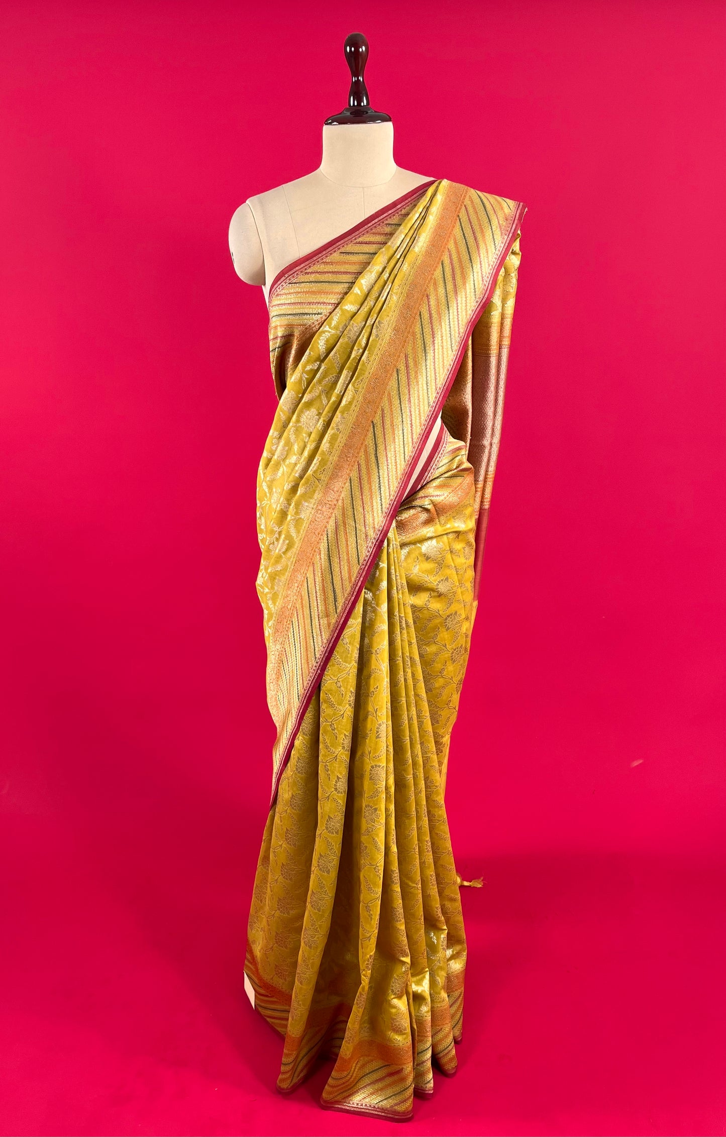 MEHANDI GREEN COLOUR MUNGA SILK SAREE EMBELLISHED WITH ZARI WEAVES