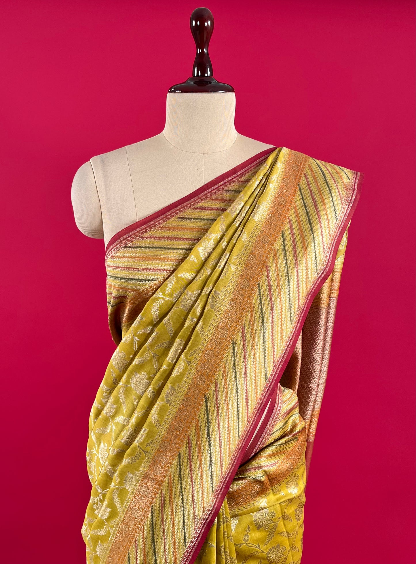 MEHANDI GREEN COLOUR MUNGA SILK SAREE EMBELLISHED WITH ZARI WEAVES