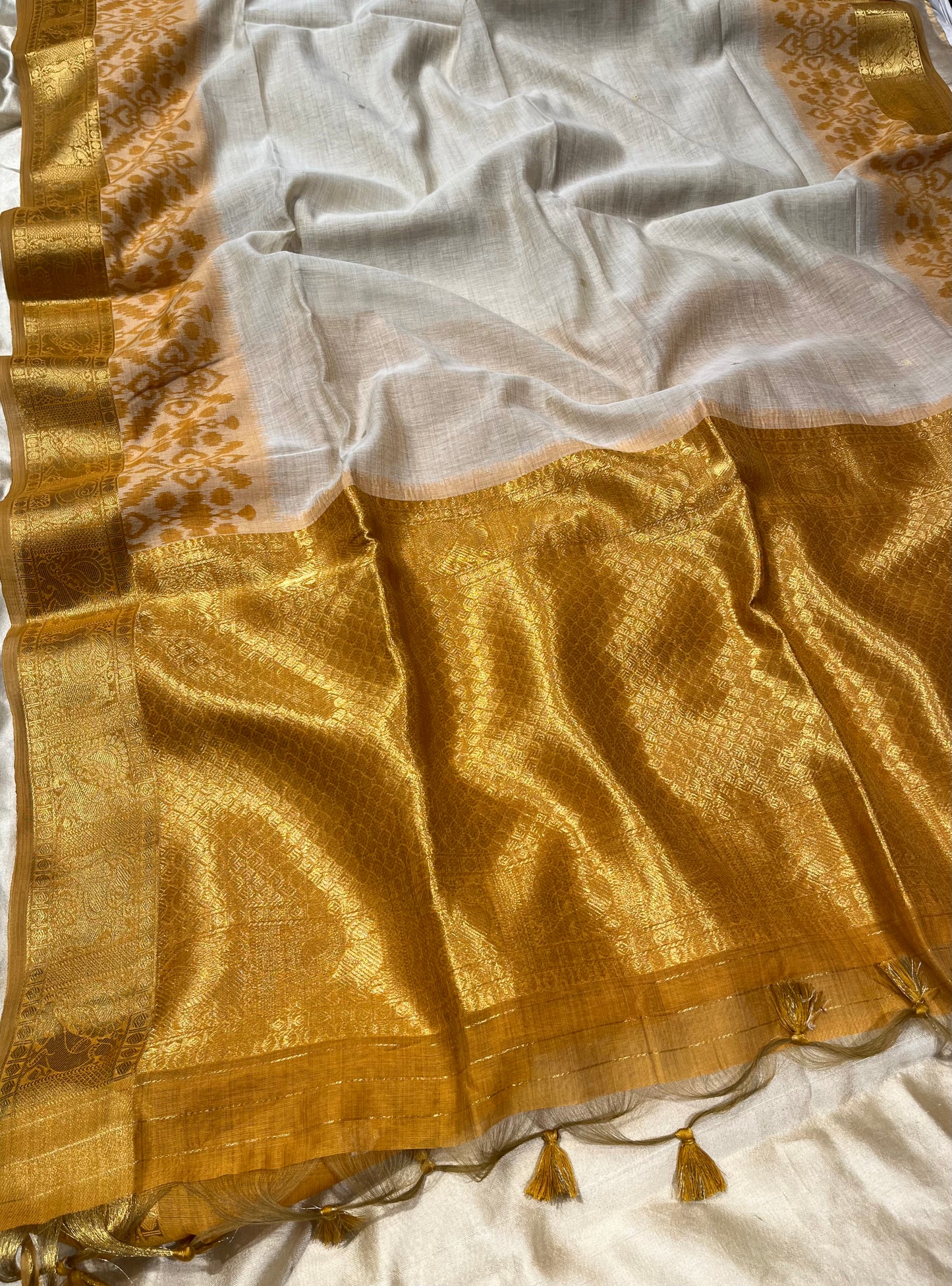 BEIGE COLOUR MUSLIN COTTON IKAT WEAVE SAREE WITH KANJIVARAM ZARI BORDER & PALLU