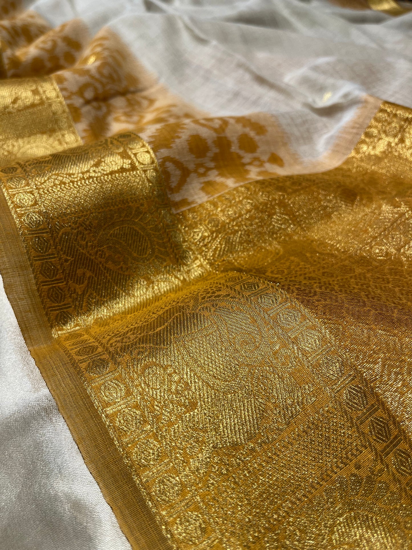 BEIGE COLOUR MUSLIN COTTON IKAT WEAVE SAREE WITH KANJIVARAM ZARI BORDER & PALLU