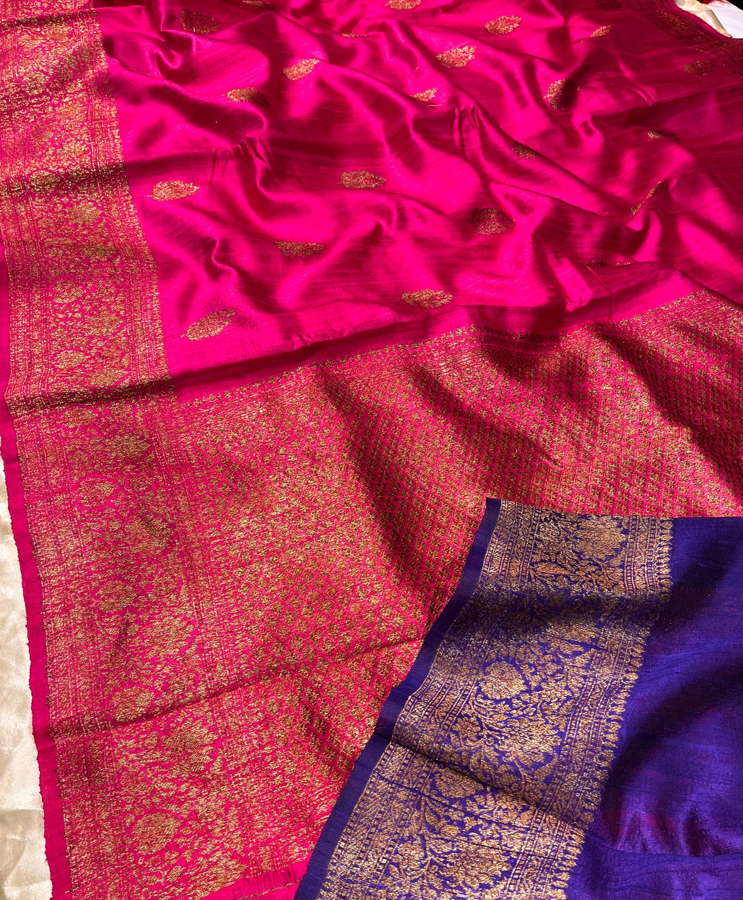 HOT PINK COLOUR KUCHAI RAW SILK SAREE WITH CONTRAST BLOUSE EMBELLISHED WITH ZARI BORDER