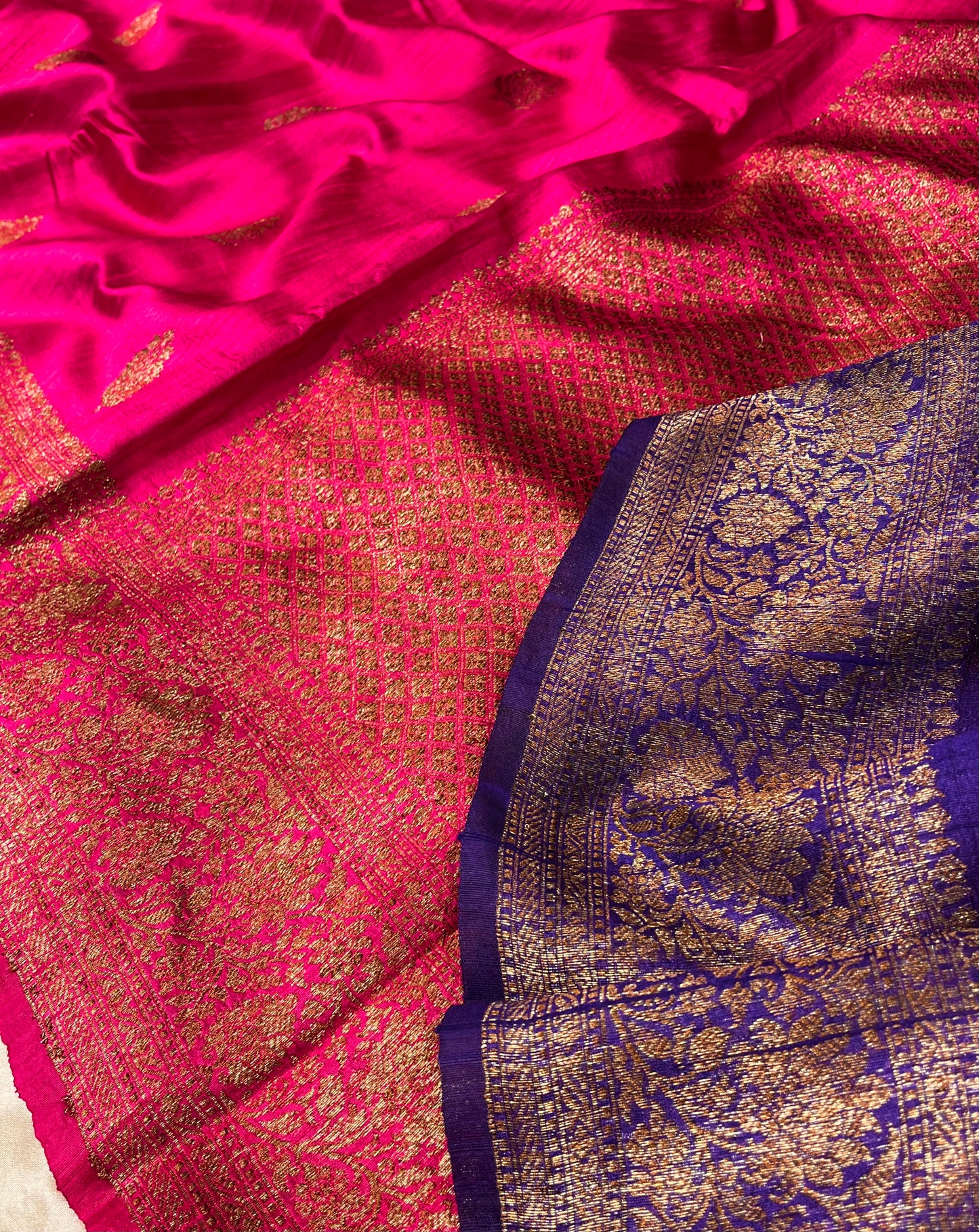 HOT PINK COLOUR KUCHAI RAW SILK SAREE WITH CONTRAST BLOUSE EMBELLISHED WITH ZARI BORDER