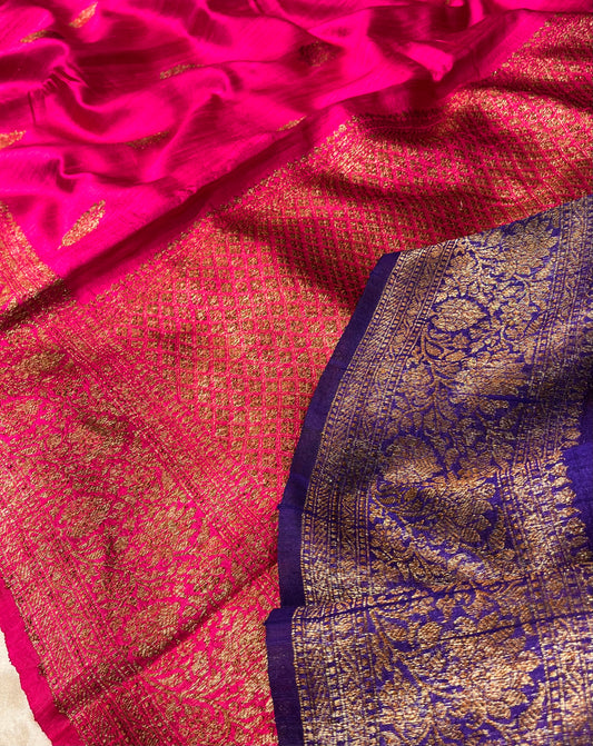 HOT PINK COLOUR KUCHAI RAW SILK SAREE WITH CONTRAST BLOUSE EMBELLISHED WITH ZARI BORDER