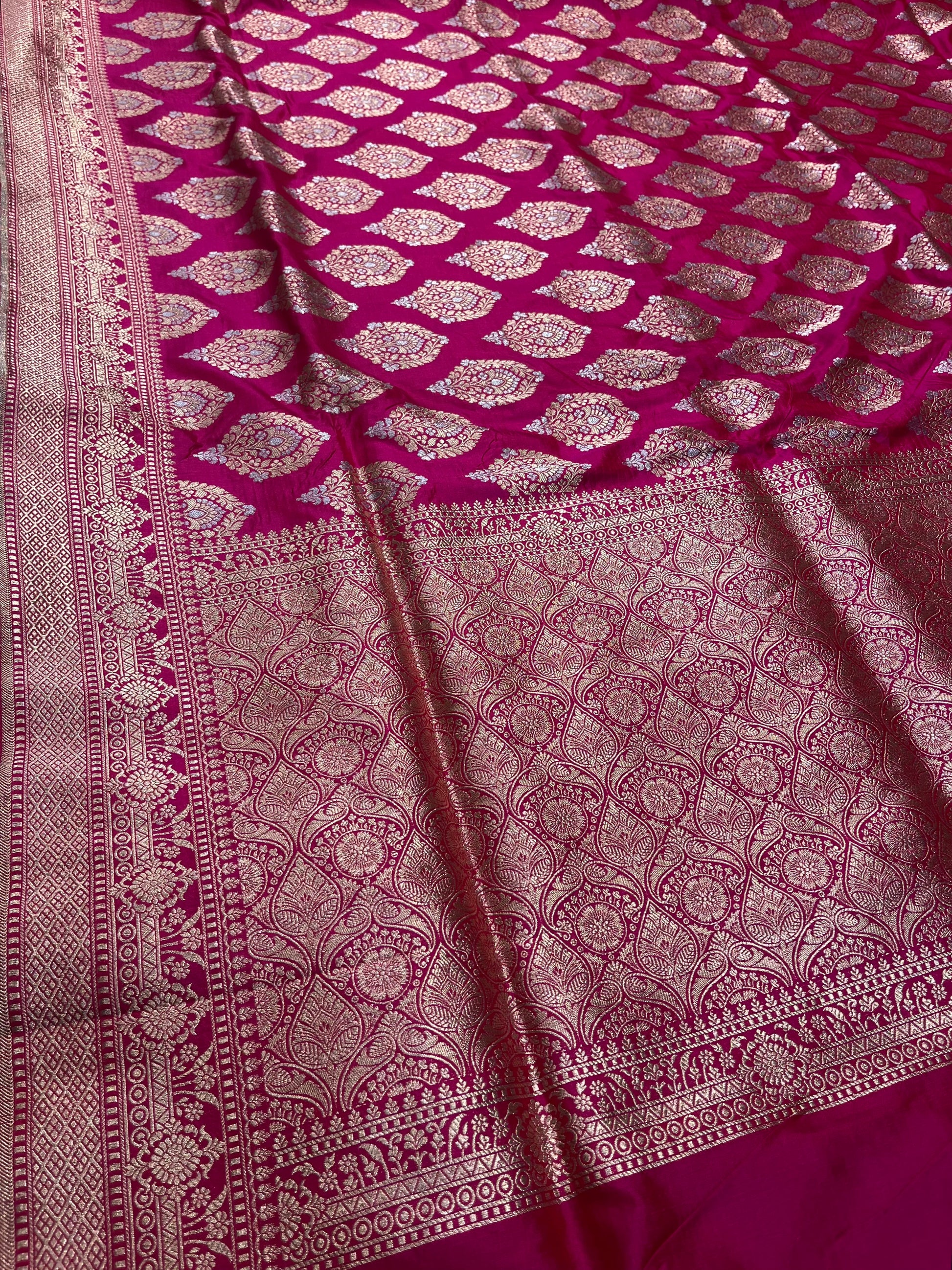 MAGENTA COLOUR PURE BANARASI HANDLOOM SILK BANARASI SAREE EMBELLISHED WITH ZARI WEAVES - Kothari Sons
