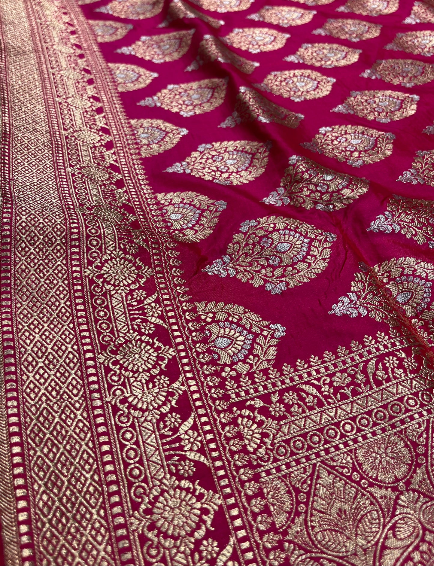 MAGENTA COLOUR PURE BANARASI HANDLOOM SILK BANARASI SAREE EMBELLISHED WITH ZARI WEAVES - Kothari Sons
