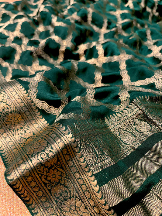 BOTTLE GREEN COLOUR MYSORE CREPE SILK SAREE EMBELLISHED WITH ZARI WEAVES
