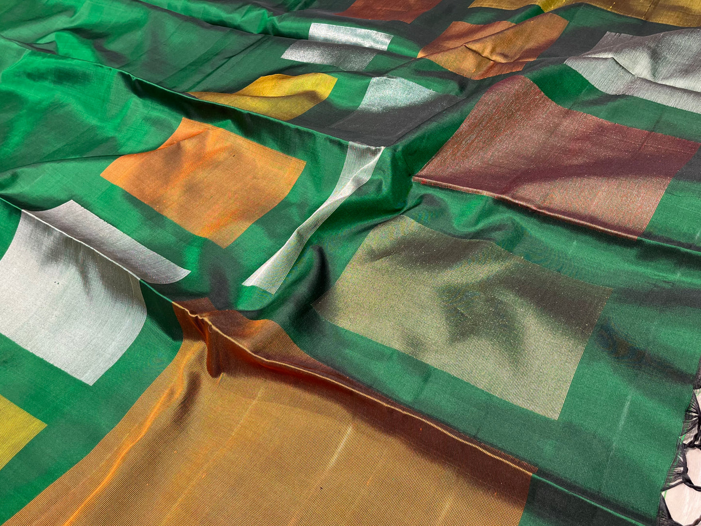 GREEN COLOR PURE KANJIVARAM SILK SAREE EMBELLISHED WITH ZARI WEAVES