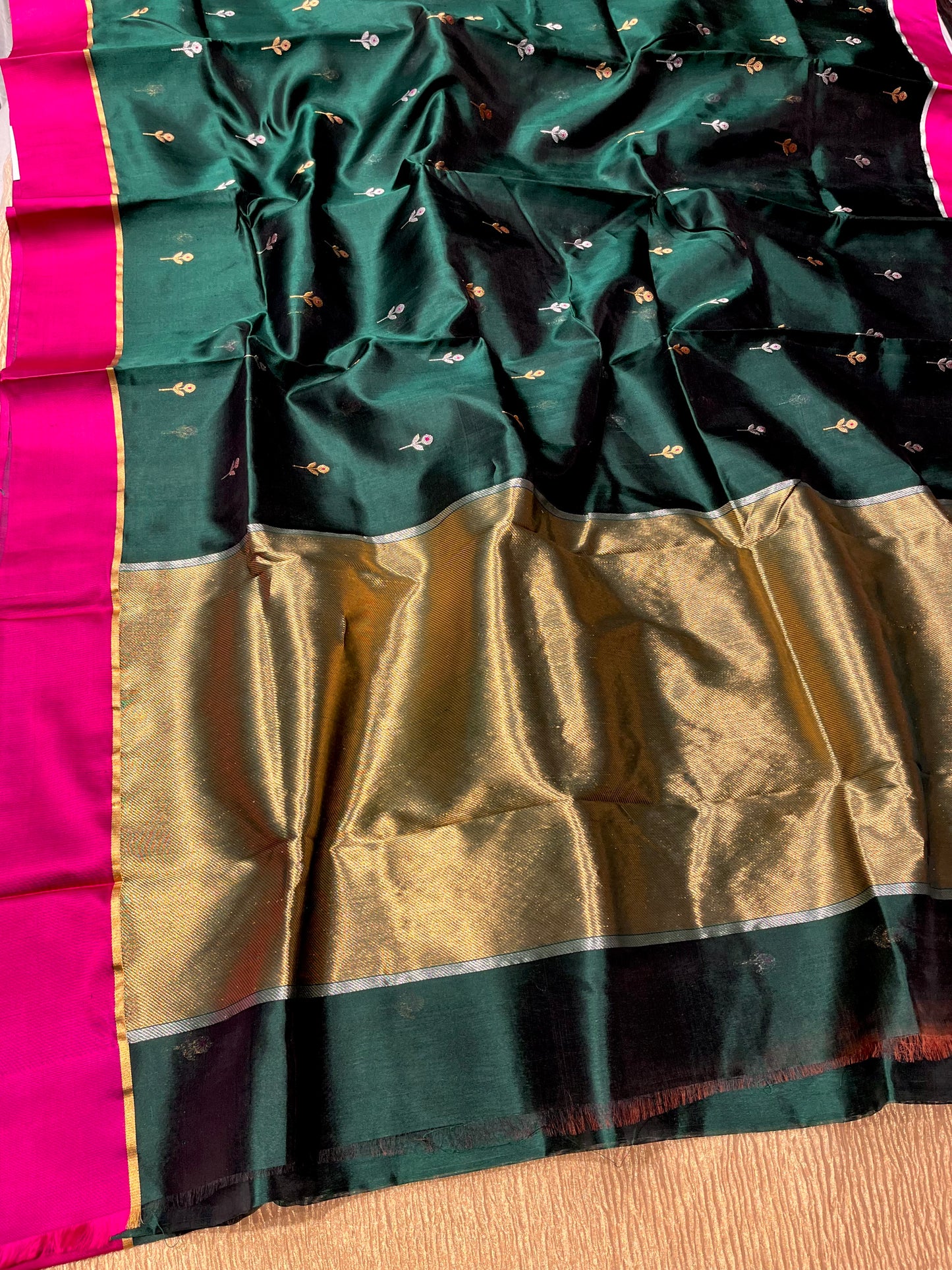 BOTTLE GREEN COLOUR PURE CHANDERI PATTU SILK SAREE WITH CONTRAST BORDER EMBELLISHED WITH ZARI WEAVES