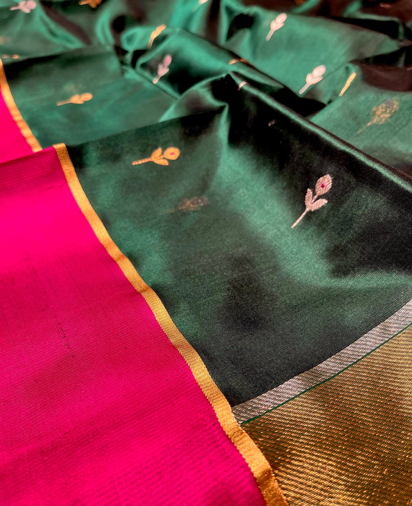 BOTTLE GREEN COLOUR PURE CHANDERI PATTU SILK SAREE WITH CONTRAST BORDER EMBELLISHED WITH ZARI WEAVES