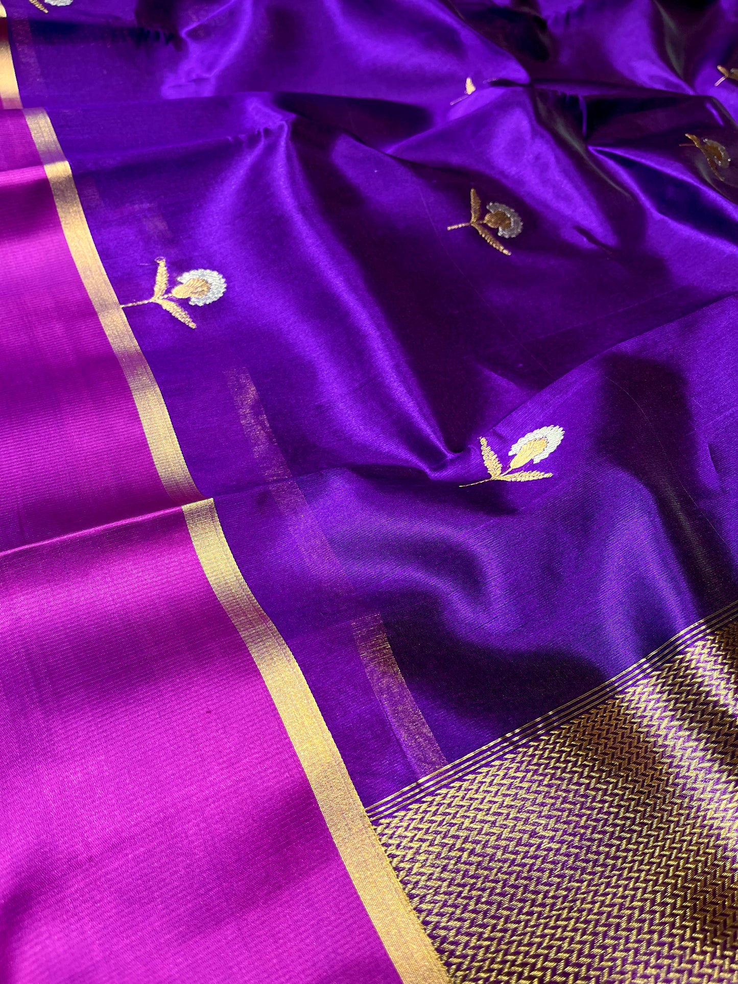 PURPLE COLOUR PURE CHANDERI PATTU SILK SAREE WITH CONTRAST BORDER EMBELLISHED WITH ZARI WEAVES