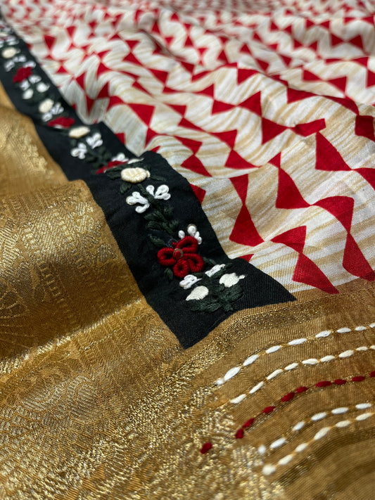 WHITE COLOUR MUSLIN SAREE WITH ZARI BORDER & CONTRAST BLOUSE EMBELLISHED WITH FRENCH KNOT EMBROIDERY