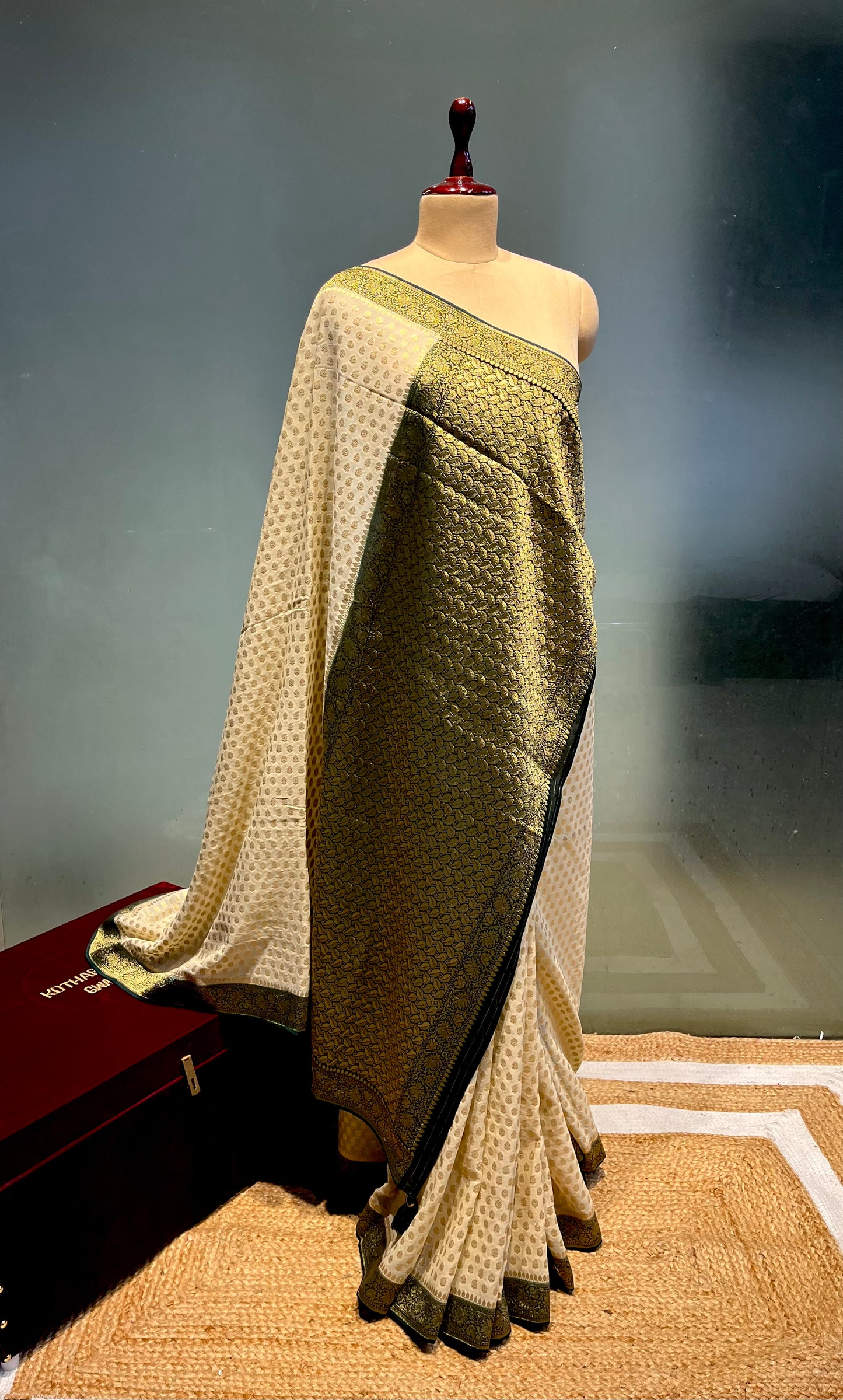 IVORY COLOUR GEORGETTE KHADDI SAREE WITH CONTRAST BORDER EMBELLIWITH ZARI WEAVES