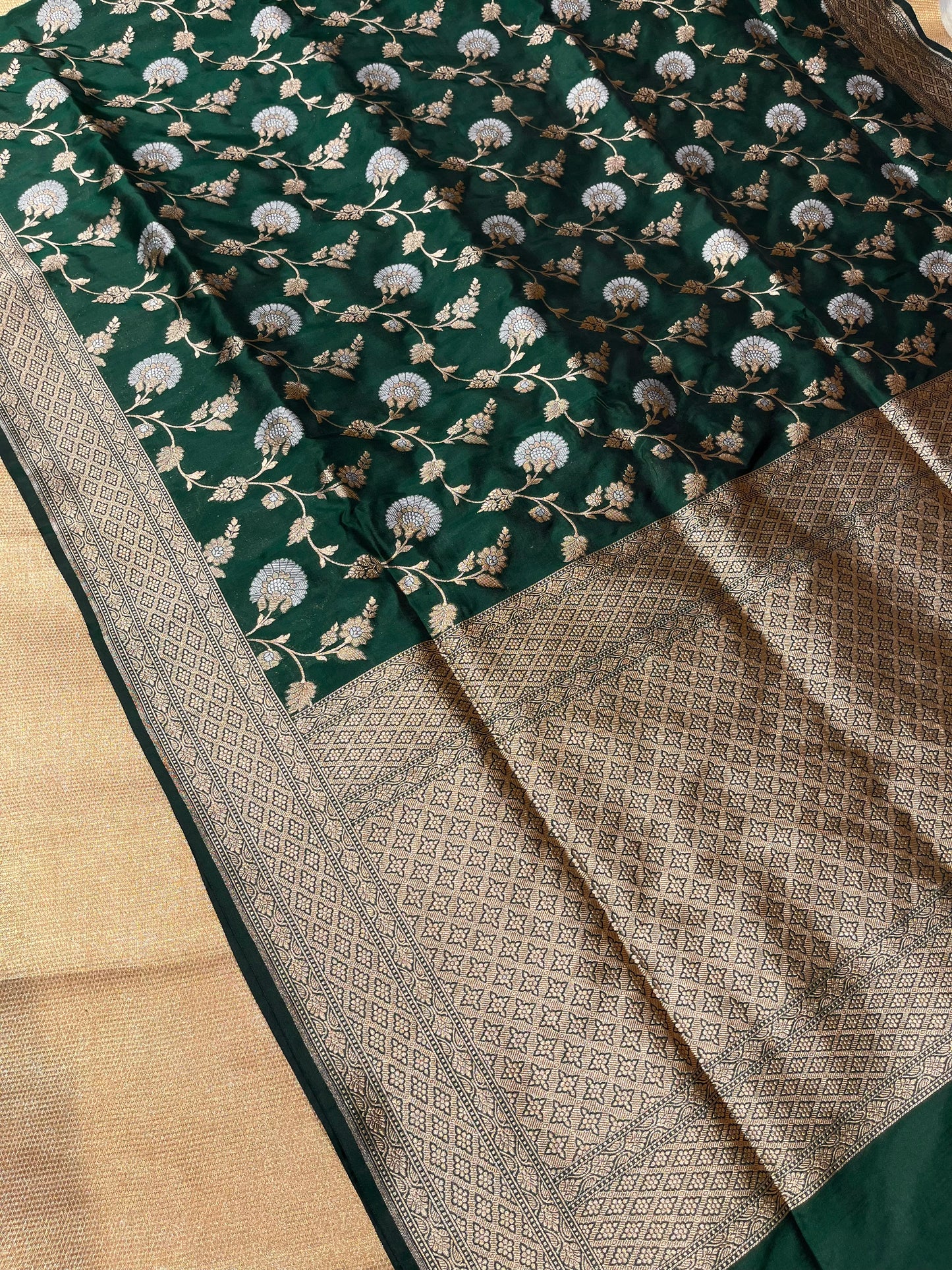 BOTTLE GREEN COLOUR SILK BANARASI SAREE EMBELLISHED WITH ZARI WEAVES