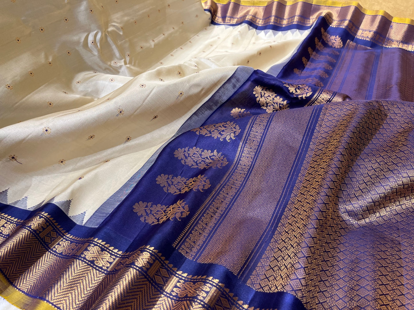WHITE COLOUR PURE SILK GADWAL SAREE EMBELLISHED WITH ZARI WEAVES
