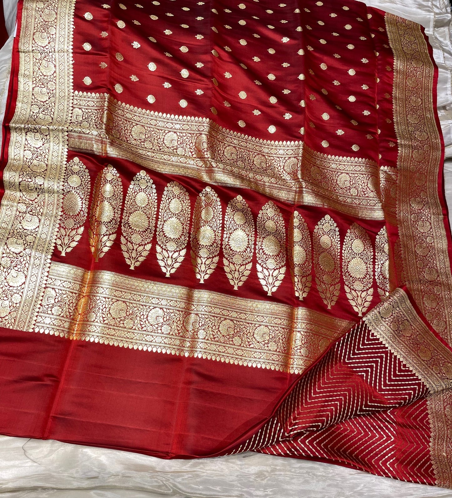 ( DELIVERY IN 25 DAYS ) MAROON COLOUR SATIN SILK BANARASI SAREE EMBELLISHED WITH ZARI WEAVES
